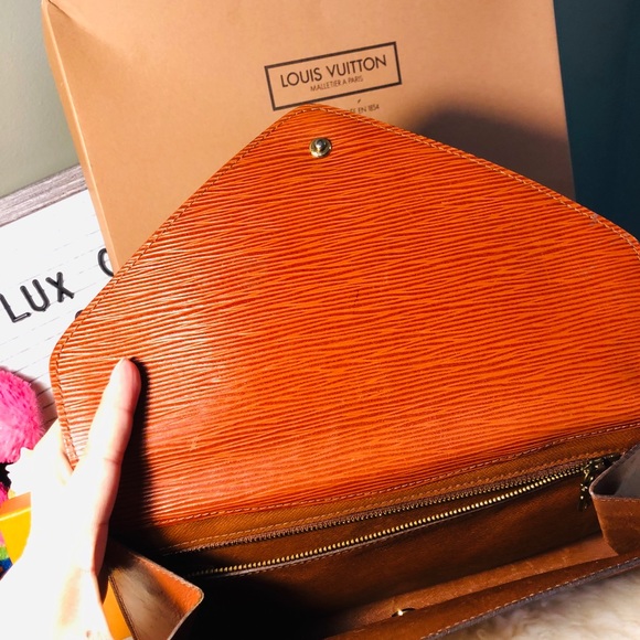 LV clutch in Epi Leather sold ❌luxonlinecanadafbpage - Picture 8 of 13